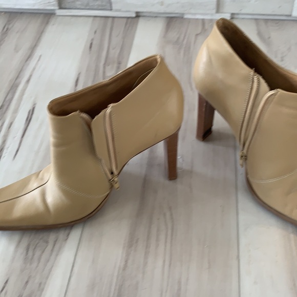 Tan heeled ankle boots - Picture 3 of 3